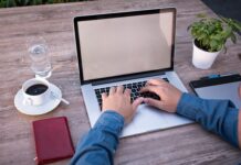 W czym się pisze strony?