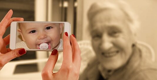 Jaka jest różnica między doświadczeniem a eksperymentem?